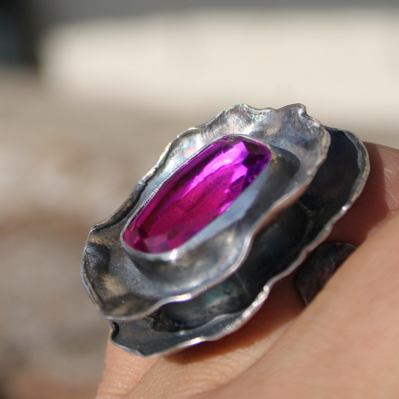 Pierścień z purpurowym kwarcem