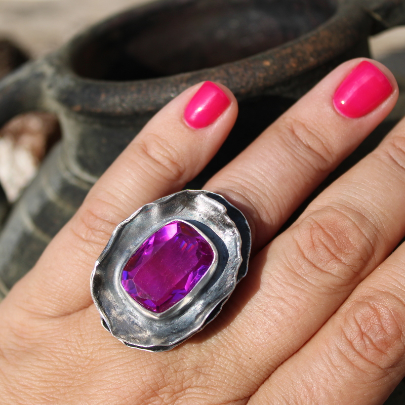 Pierścień z purpurowym kwarcem
