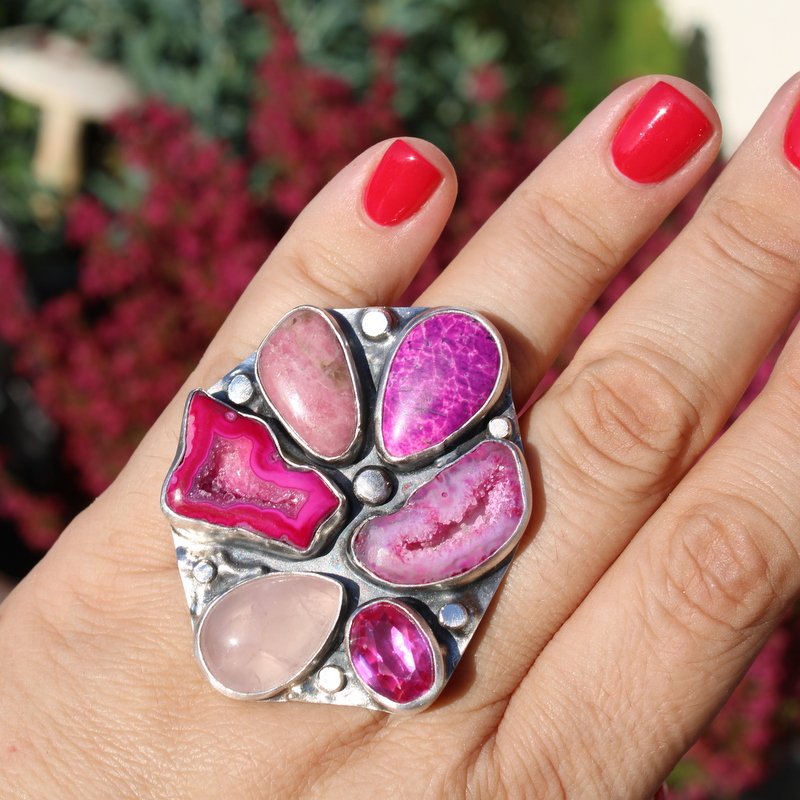 Pierścień srebrny z różowymi kamieniami