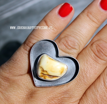 Pierścień srebrny z bursztynem serce
