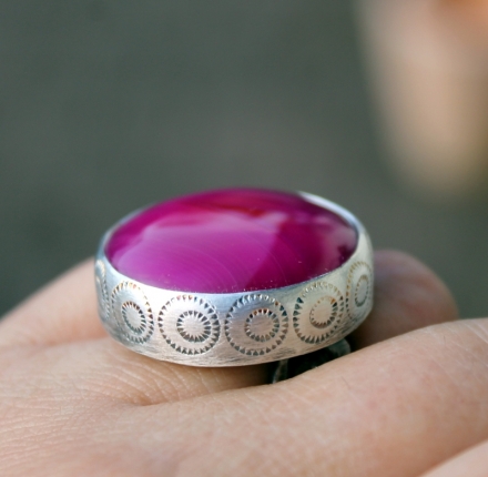 a Pierścień srebrny z agatem purpurowym