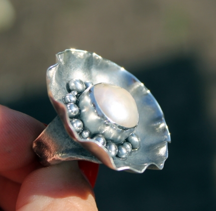 a Pierścień srebrny z wielką perłą