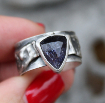 Pierścień srebrny z iolitem unisex