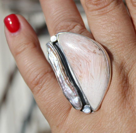 Pierścień srebrny ze skolekcytem i perłą