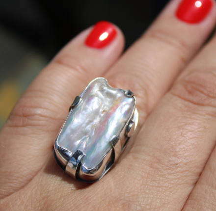 Pierścień srebrny z białą perłą