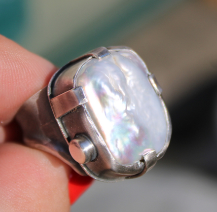 Pierścień srebrny z biała perłą