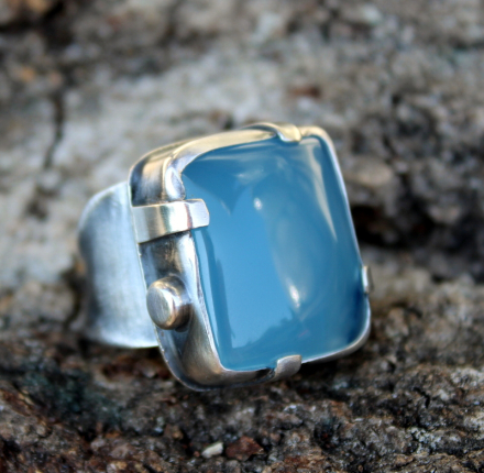 Pierścień srebrny z błękitnym chalcedonem