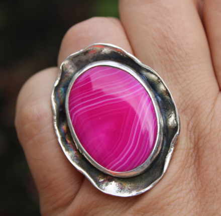 Pierścień srebrny z różowym agatem