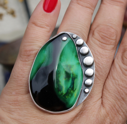 Pierścień srebrny z zielonym agatem