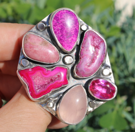 Pierścień srebrny z różowymi kamieniami