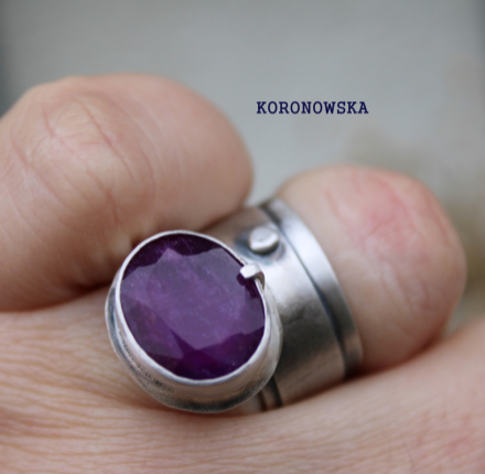Pierścień z purpurowym chalcedonem
