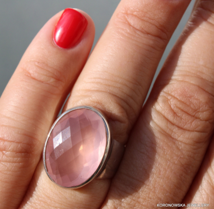 Pierscień srebrny z różowym kwrcem