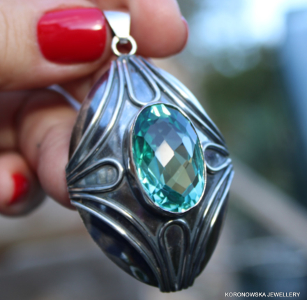 Wisior z dużym kwarcem szmaragdowym