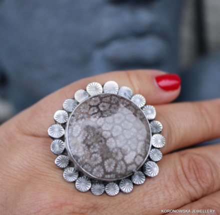 Pierscień srebrny z koralem kwiatowym