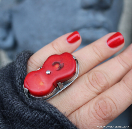 Pierścień srebrny z koralem