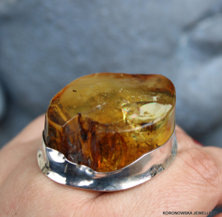 Pierścień srebrny z bursztynem gigant
