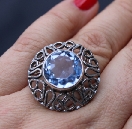 Pierścień srebrny z błękitnym topazem