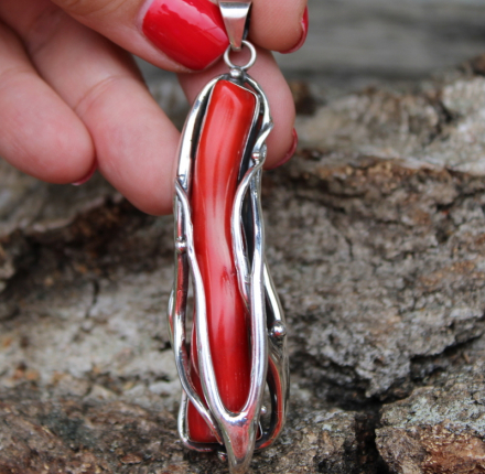 Wisior srebrny z koralem czerwonym