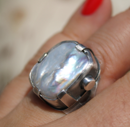 Pierścień srebrny z biała perłą