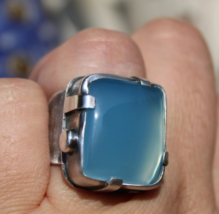 Pierścień srebrny z błękitnym chalcedonem