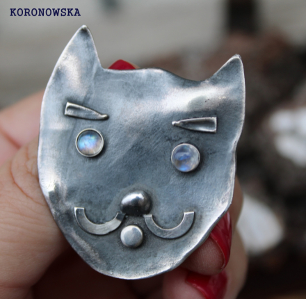 Wisior kot z kamieneim księżycowym