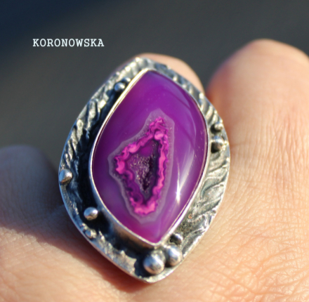 Pierścień srebrny z purpurowym agatem