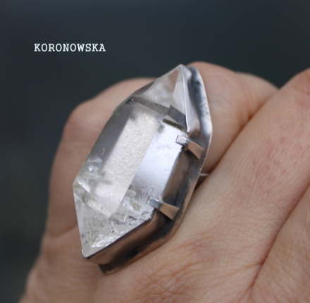 Pierścień srebrny z kryształem górskim