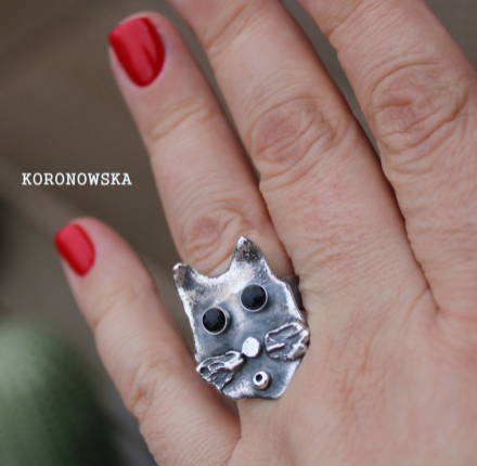 Pierścień  srebrny kot z onyksami