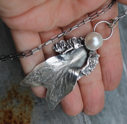 a Naszyjnik srebrny z perlą anioł