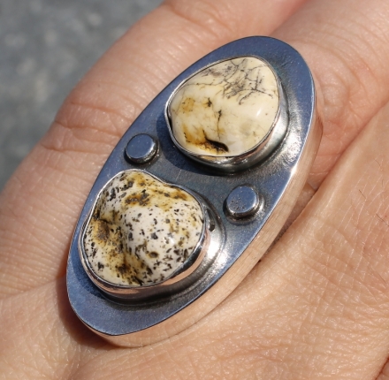 Pierścień srebrny z bursztynami