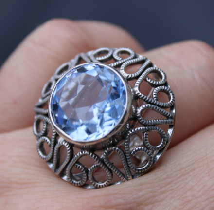 Pierścień srebrny z błękitnym topazem