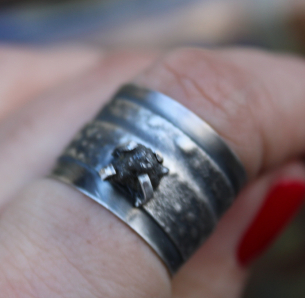 Pierścień srebrny z surowym diamentem