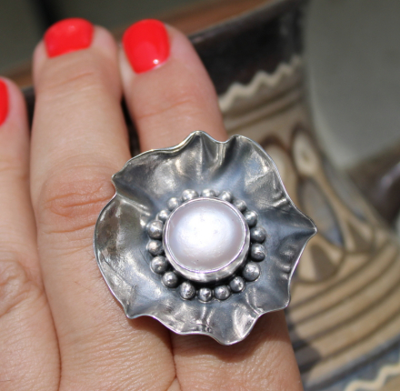 Pierścień srebrny z białą perłą