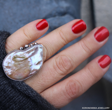 Pierścień srebrny z olbrzymią perłą