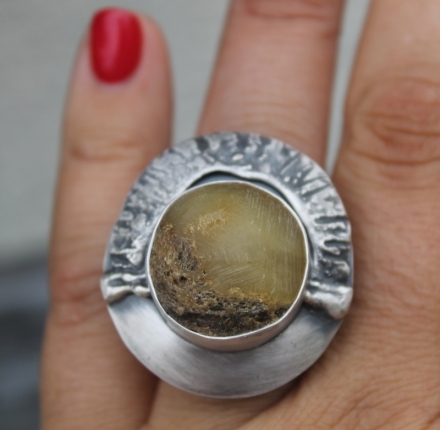 Pierścień srebrny z bursztynem