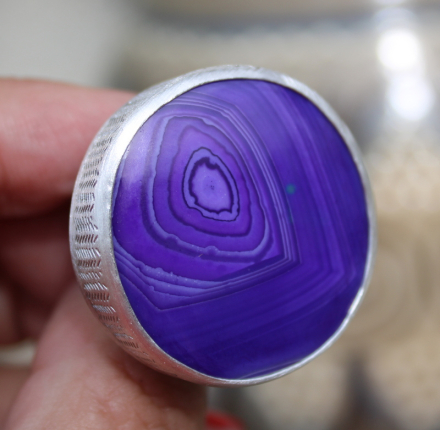 Pierścień srebrny z fioletowym agatem