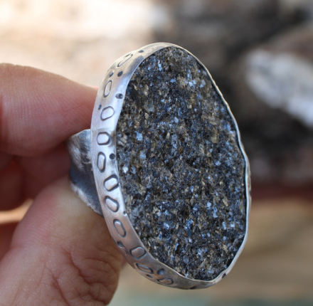 Pierścień srebrny z druzą miki