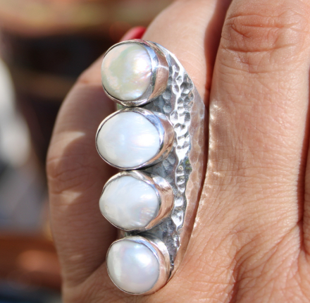 Pierścień srebrny z białymi perłami