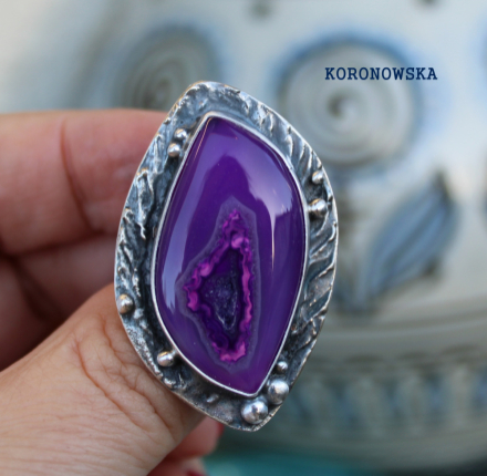 Pierścień srebrny z purpurowym agatem