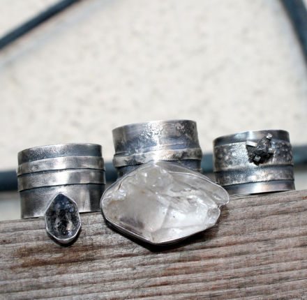 Pierścień srebrny z surowym diamentem