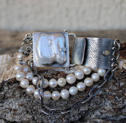 Bransoleta srebrna z białymi perłami