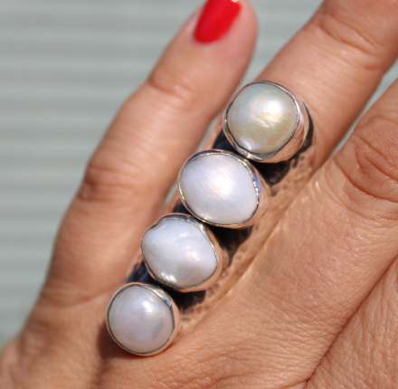 Pierścień srebrny z białymi perłami